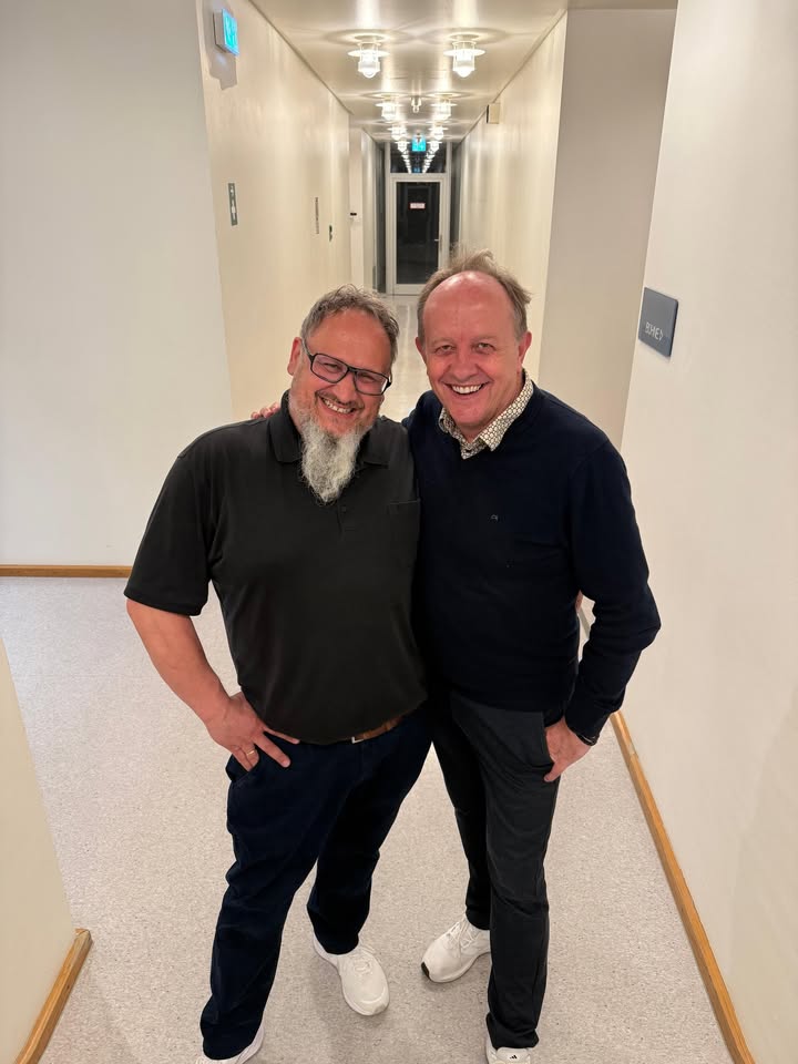 Lieber Lothar, vielen Dank für diesen tollen Post über unsere Arbeit und über Bernd. Du kennst Bernd schon deutlich länger als die